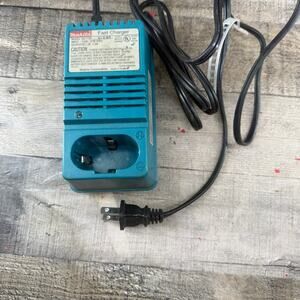 Makita Fast Charger Model DC7100 120V-27W 60Hz Untested